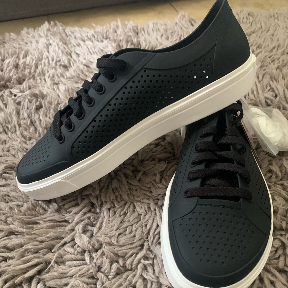 Crocs Men’s size 9 CitiLane Roka lace ups. Brand new w/ tags.